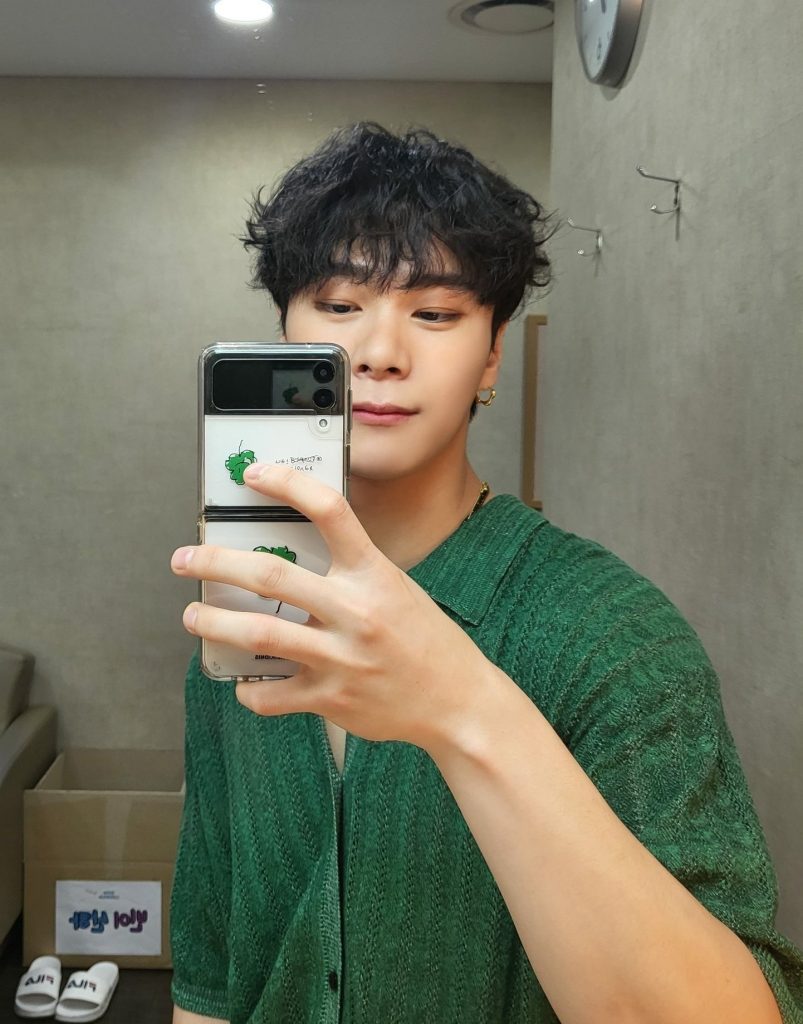 16 Idol Kpop yang Jadi Si Paling Samsung! Ada Biasmu?